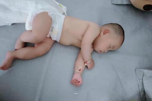 洛阳宝宝胳膊上起红疙瘩
